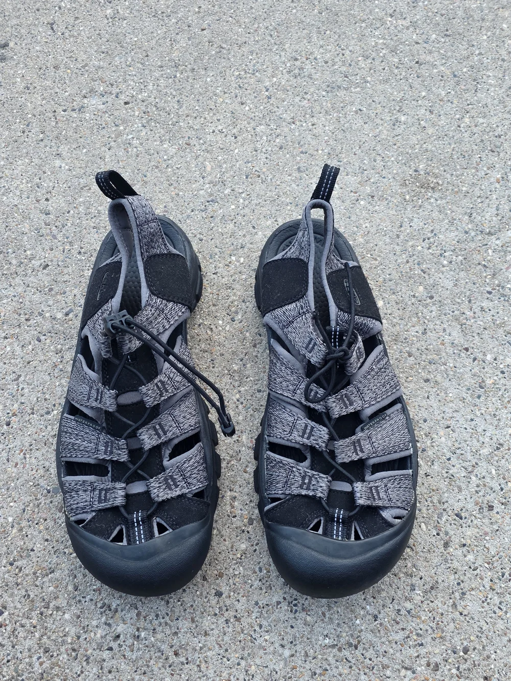 Keen black straps shape
